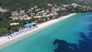 uma vista aérea de uma praia com guarda-sóis e cadeiras em La Riviera Barbati Seaside Apartments & villas em Barbati