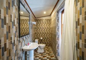 ein Badezimmer mit Waschbecken und Toilette in der Unterkunft Island Retreat Cottage in Nusa Lembongan + 17 Fotos