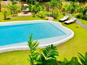 Der Swimmingpool an oder in der Nähe von Mangata Boutique Bungalows