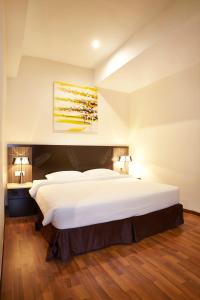 Tempat tidur dalam kamar di Hotel Six Seasons @ Mid Valley