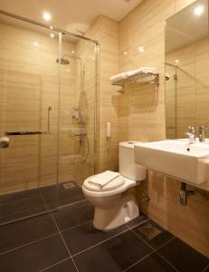 uma casa de banho com um WC, um lavatório e um chuveiro em Hotel Six Seasons @ Mid Valley em Kuala Lumpur