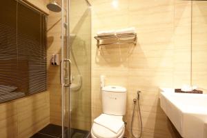 e bagno con servizi igienici, doccia e lavandino. di Hotel Six Seasons @ Mid Valley a Kuala Lumpur