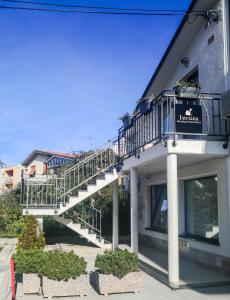 ノヴァ・ゴリツァにあるIstriana boutique apartmentの側面に階段がある建物