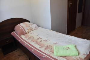 Postel nebo postele na pokoji v ubytování Willa Białe Piaski Pokoje i Noclegi Białogóra