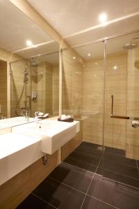 吉隆坡的住宿－中谷六季酒店，一间带水槽和淋浴的浴室