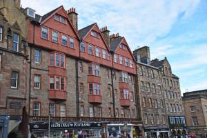 un gran edificio de ladrillo en una calle de la ciudad en Royal Mile Romance by Heritage Of Scotland LLP en Edimburgo