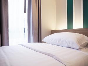 Postel nebo postele na pokoji v ubytování Darley Hotel Chiangmai