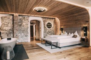 Ein Bett oder Betten in einem Zimmer der Unterkunft Hotel Klosterbräu