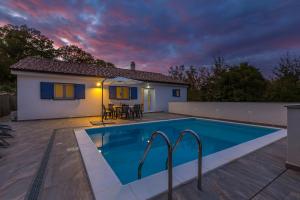 willa z basenem przed domem w obiekcie Holiday house TRANQUILLITY w mieście Gabonjin