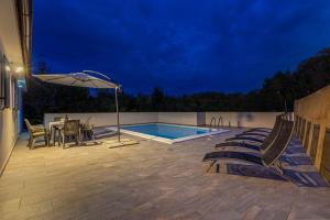 Basen w obiekcie Holiday house TRANQUILLITY lub w pobliżu