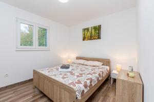 sypialnia z łóżkiem i dwoma oknami w obiekcie Holiday house TRANQUILLITY w mieście Gabonjin +20 zdjęć