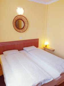1 dormitorio con 2 camas individuales y espejo en Casa Atlantica en Alcalá