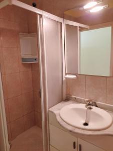 a bathroom with a sink and a mirror at Casa Atlantica in Alcalá