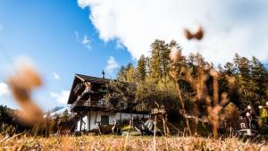 una casa in mezzo a un campo di Hof Zuort a Sent