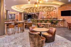 Lounge atau bar di Hotel Indigo - Frisco, an IHG Hotel