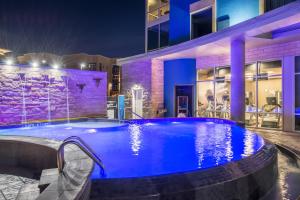 Bazén v ubytování Hotel Indigo Frisco by IHG nebo v jeho okolí