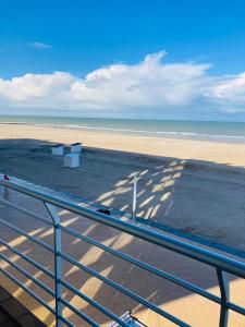 widok na plażę z ławkami i ocean w obiekcie "München" - Very Spacious Family Apartment with Seaview w Ostendzie