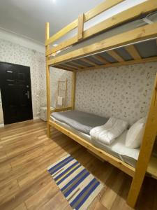 The Roomers tesisinde bir ranza yatağı veya ranza yatakları