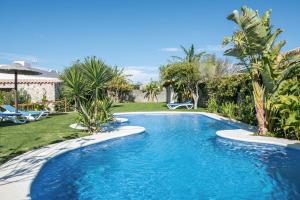 een zwembad in de achtertuin van een huis bij El Descanso Conil 1 in Conil de la Frontera