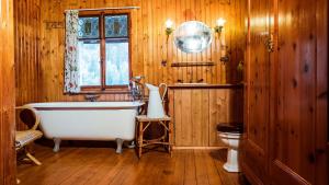 bagno con vasca e servizi igienici di Hof Zuort a Sent