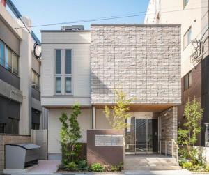 鹿儿岛GRAND BASE Kagoshima的一座带鹅卵石屋顶的房子