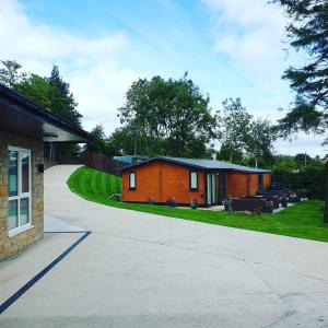 a small cabin in the yard of a house at Luxury five star cottage one in Tantobie