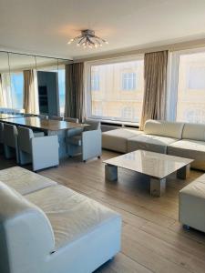 salon z kanapą, stołem i krzesłami w obiekcie "München" - Very Spacious Family Apartment with Seaview w Ostendzie
