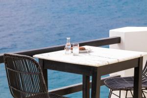 Psaravolada Hotel Milos italokat is kínál