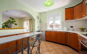 Kuchyňa alebo kuchynka v ubytovaní IVA house with apartment