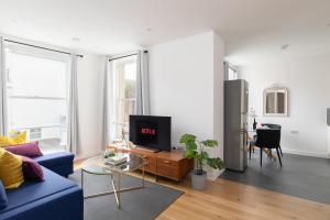 En tv och/eller ett underhållningssystem på homely – Central London Luxury Apartments Camden