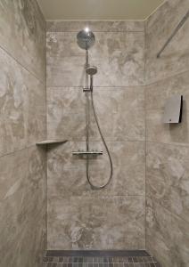 ワイマールにあるCityappartement am Belvedereのバスルーム(シャワー、シャワーヘッド付)が備わります。