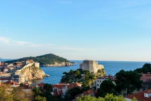 widok na miasto Dubrownik i ocean w obiekcie Apartments Dubrovnik Seven w Dubrowniku