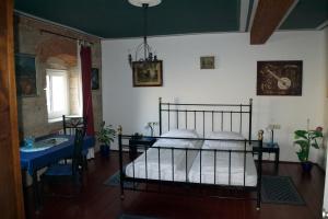 um quarto com uma cama, uma mesa e uma janela em Hotel Torino Zeitz em Zeitz
