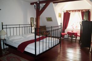 um quarto com uma cama, uma cadeira vermelha e uma janela em Hotel Torino Zeitz em Zeitz