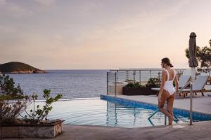 Akrotiri Beach Resort Hotel - Adult Friendly内部或周边的泳池