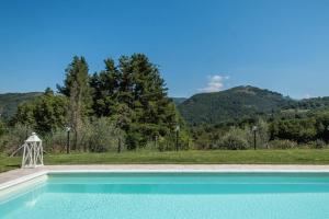 una piscina con vistas a la montaña en Alla Bella Aurora with Amazing POOL in Tuscany, en Lucca