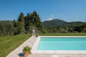 una piscina en medio de un patio en Alla Bella Aurora with Amazing POOL in Tuscany, en Lucca