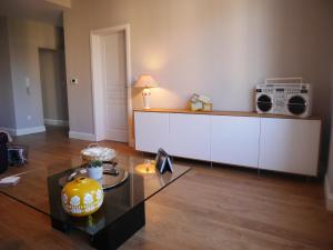 ein Wohnzimmer mit einem Tisch und einer Mikrowelle in der Unterkunft Cosy Home Colmar - Petite Venise in Colmar