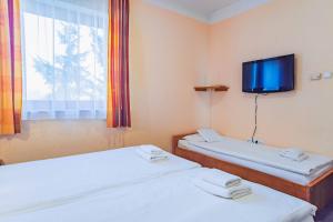 Un pat sau paturi într-o cameră la Homoky Hotels Bestline Hotel