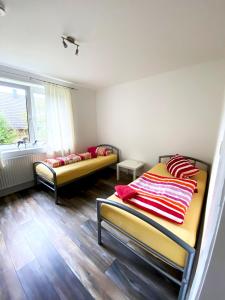 a room with two beds and a window at Ruhige 3-Zimmerwohnung im Norden Bremens für Monteure und Geschäftsreisende in Bremen