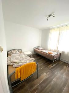 เตียงในห้องที่ Ruhige 3-Zimmerwohnung im Norden Bremens für Monteure und Geschäftsreisende