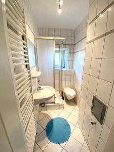 Baño pequeño con aseo y lavamanos en Ruhige 3-Zimmerwohnung im Norden Bremens für Monteure und Geschäftsreisende, en Bremen