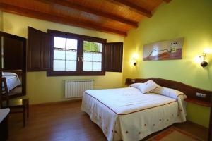 una camera con un grande letto bianco di Hotel Rústico Casa Franco ad Adelán