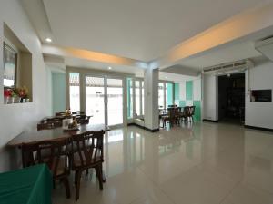 una sala da pranzo con tavoli e sedie in una stanza di DD Residence a Rayong