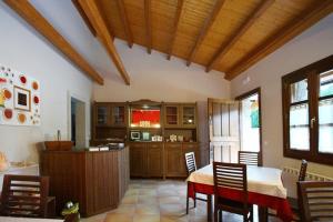 a kitchen and dining room with a table and chairs at Hotel Rústico Casa Franco in Adelán