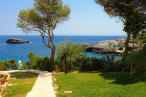 a garden with a view of the ocean at Apartamento Ferrera Park 624 in Felanitx
