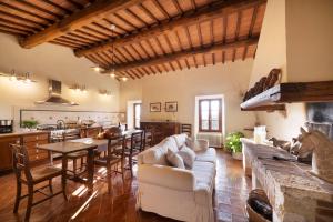 a kitchen and living room with a couch and a table at Villa Montecastello in Monteriggioni
