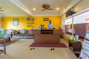 TV a/nebo společenská místnost v ubytování KSTDC Hotel Mayura Valley View Madikeri