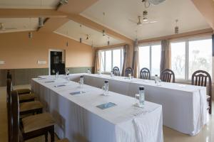 Restaurace v ubytování KSTDC Hotel Mayura Valley View Madikeri + 37 fotografií