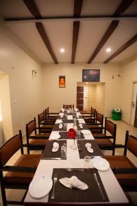 TV a/nebo společenská místnost v ubytování KSTDC Hotel Mayura Valley View Madikeri